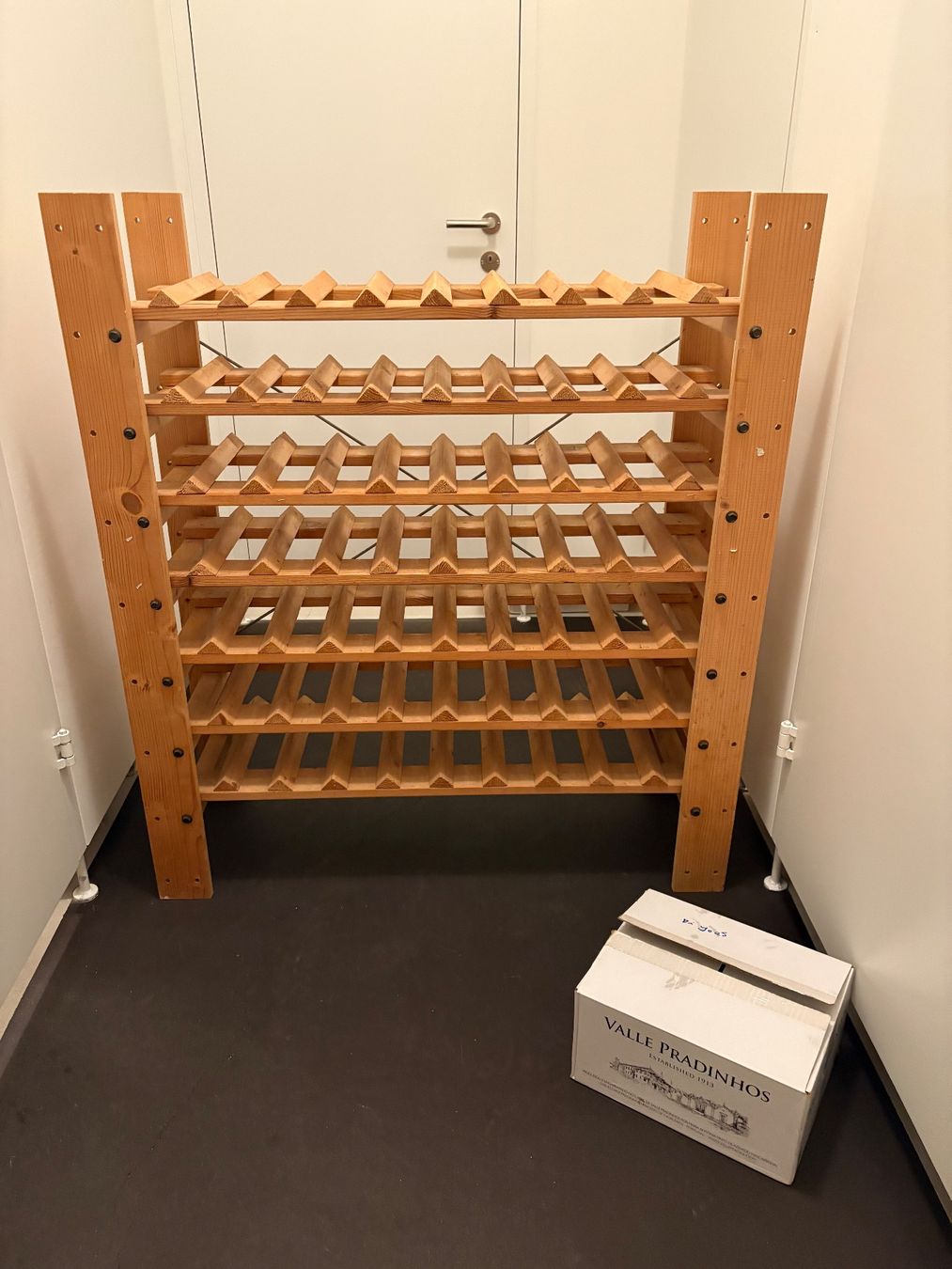 Vetrine: Wein Regal (56 flaschen) – Usato da Basel venduto da jth_2cnw