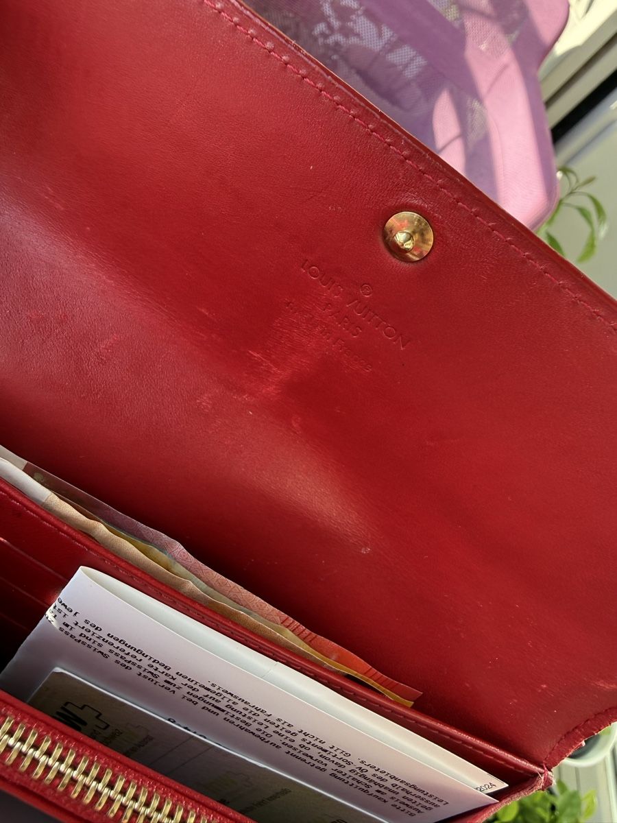 Louis Vuitton Portamonete: Louis Vuitton Geldbörse lackiert rot – Usato da Pratteln venduto da and_d9fc 5