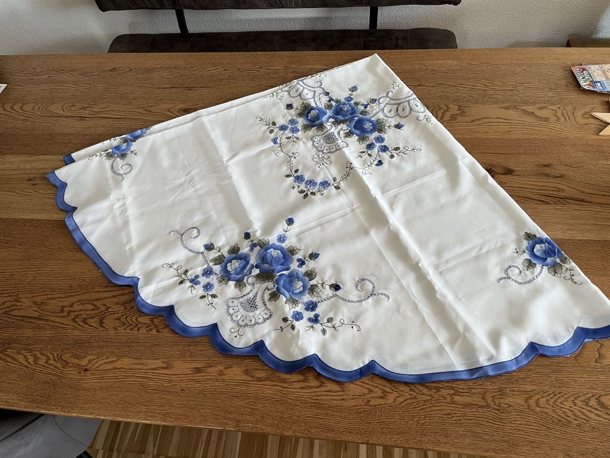 Sonstige Tischwäsche: Tischdecke mit Servierten  – Neu (gemäss Beschreibung) aus Schliern b. Köniz von medion3098