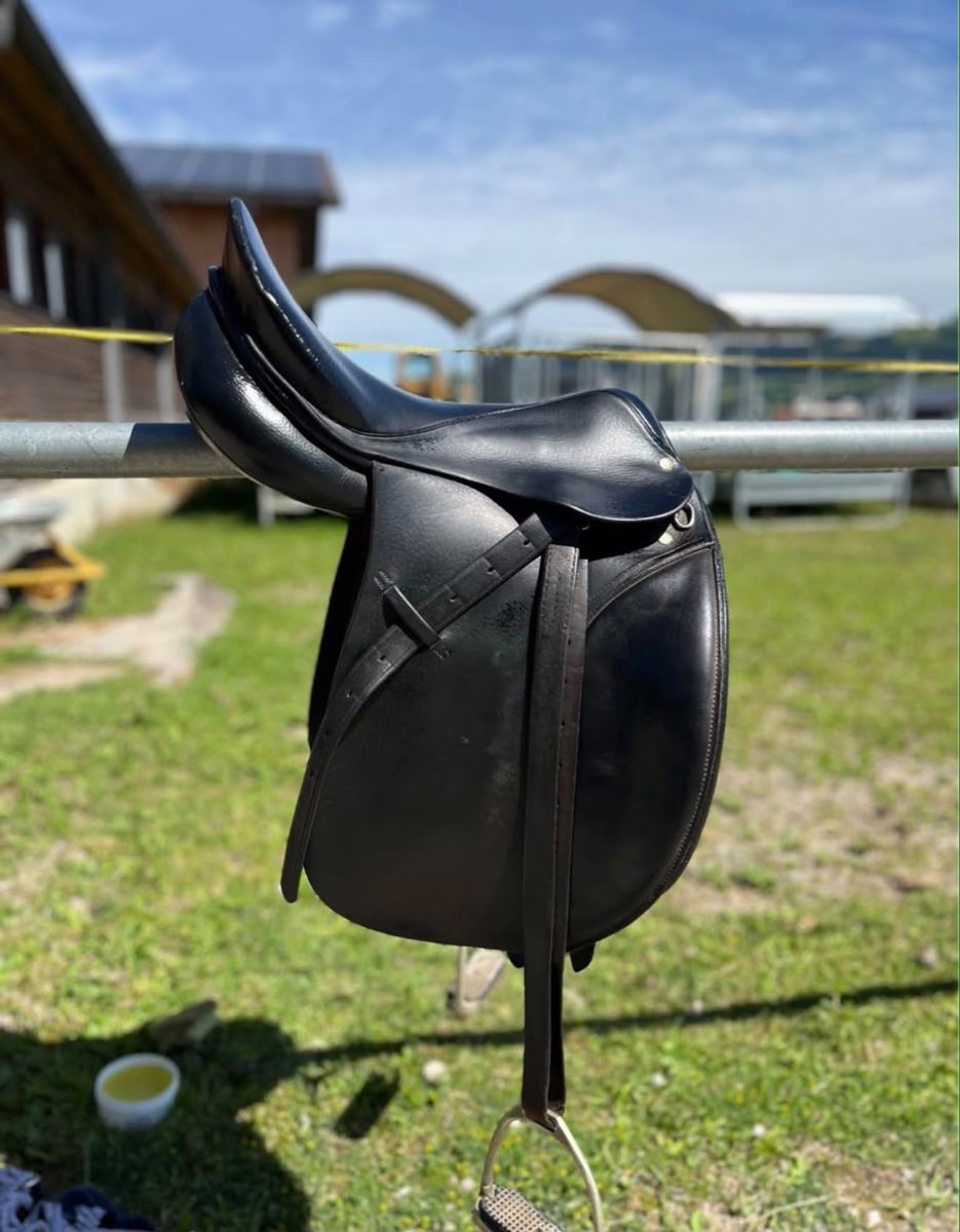 Selle & Accessori: Dressursattel vom Röösli – Usato da Frauenkappelen venduto da www_b6k8