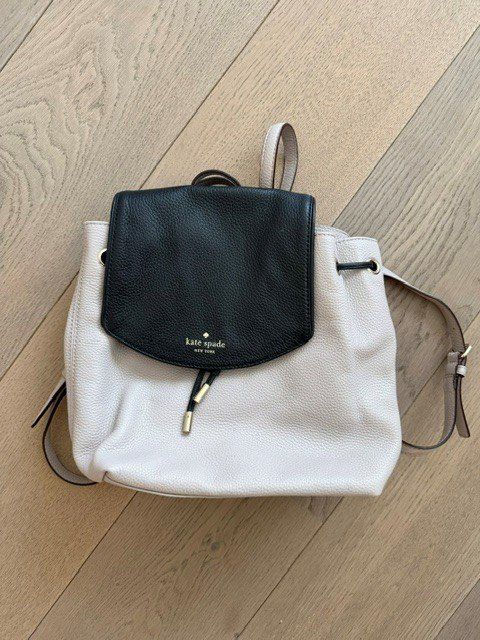 Kate Spade Zaini: Kate Spade Leder Rucksack Schwarz-Creme – Usato da Bern venduto da howi72