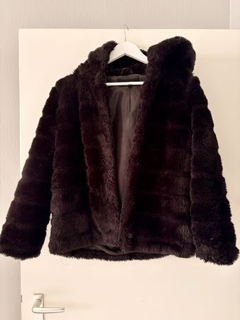 Manteau fausse fourrure noire à capuche-Taille S/36 ✨