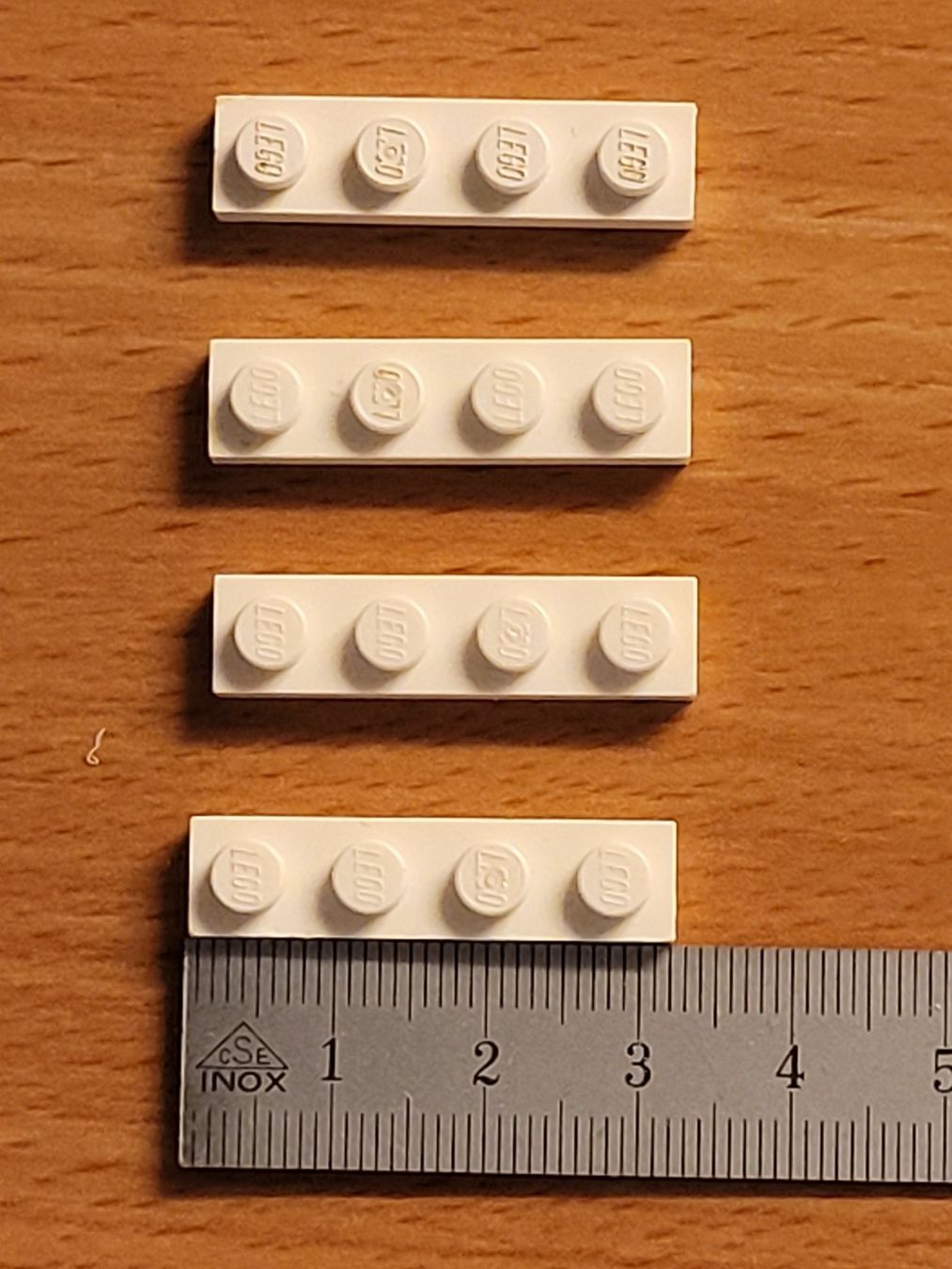 Lego Kit di costruzioni: Lego - 4 pièces blanches plates à 4 tenons – Usato da Payerne venduto da tintin08 3