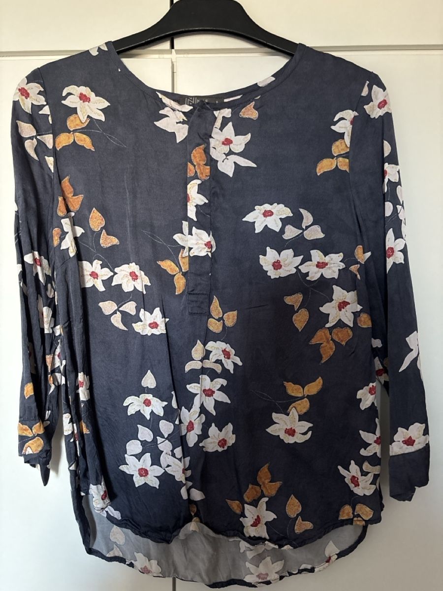 Nile Blusen: Nile Bluse mit Blumenmuster, Grösse S, Top Zustand! – Gebraucht aus Zofingen von MasterPCI