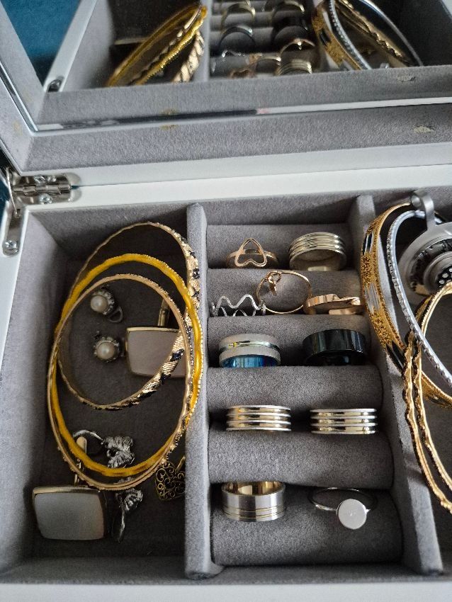 Altri gioielli: Schmuck Schatulle mit Div. Modeschmuck – Usato da Embrach venduto da wernici 3