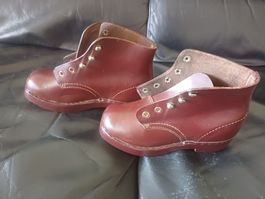 Antike Kinderschuhe aus Holz und Leder