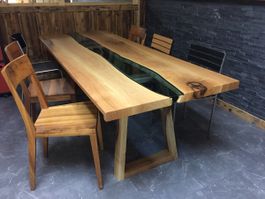 Design-Tisch aus massivem Nussbaum mit Glaseinlage