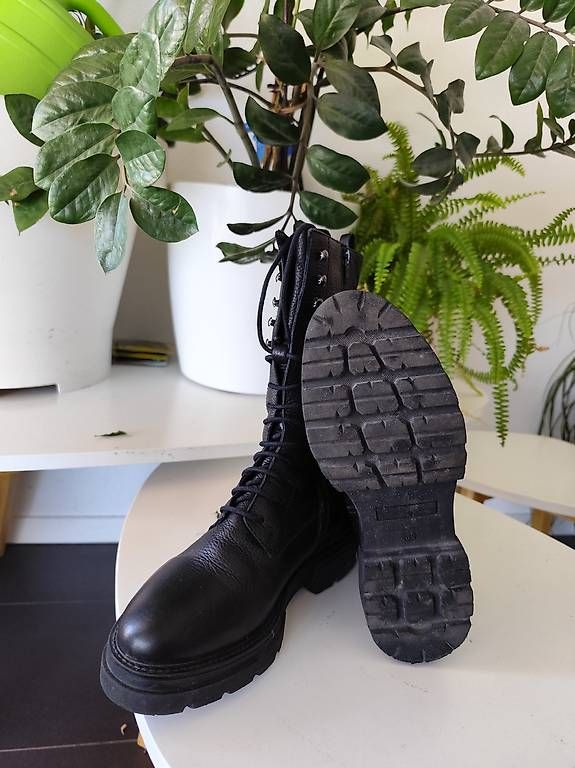 Scarpe da donna: botte en cuir noir taille 39 – Usato da La Tour-de-Trême venduto da tur_9vtf 2