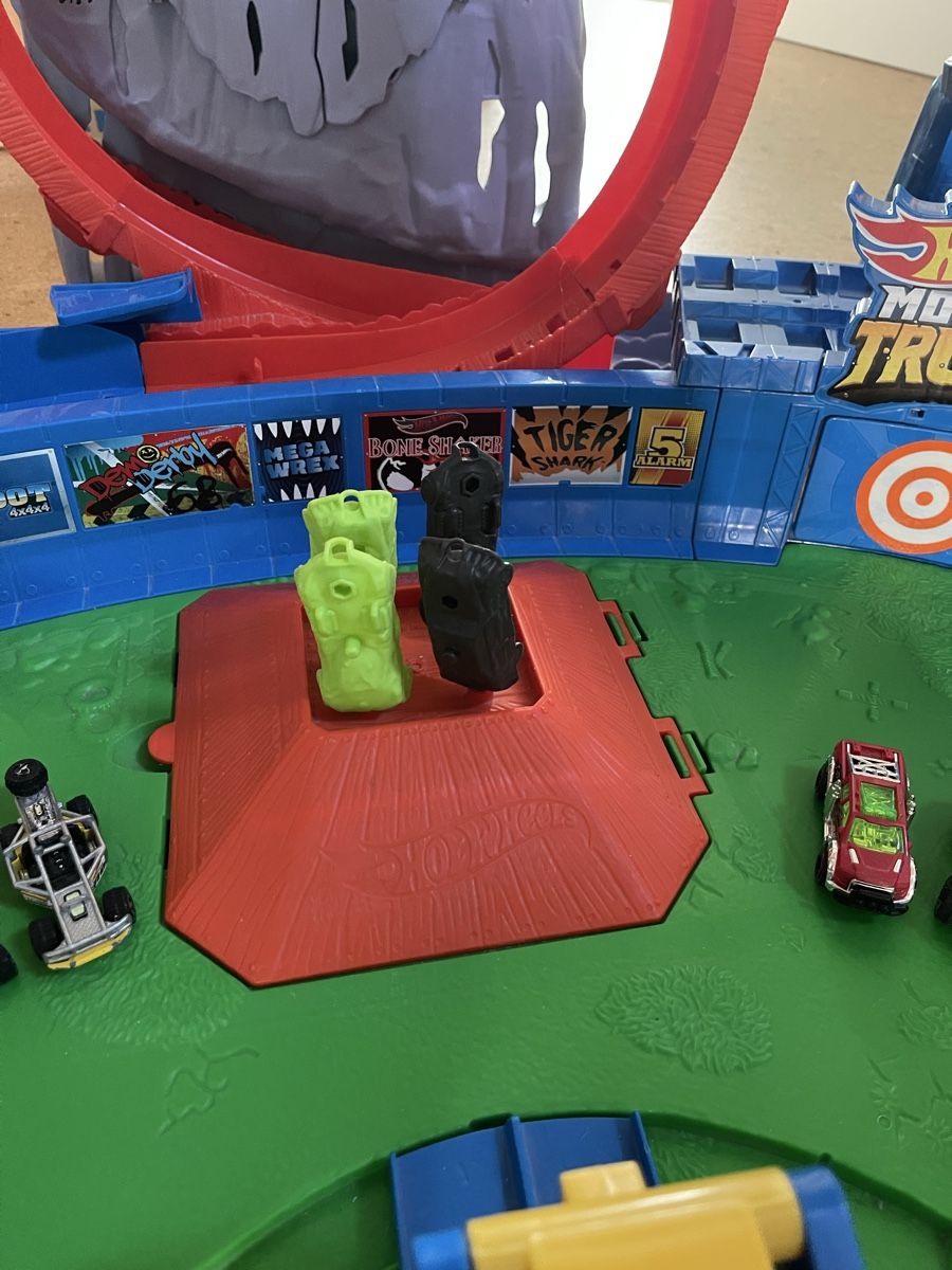 Hot Wheels Spielzeuge: Monster Trucks Vulkan Arena von hot wheels – Gebraucht aus Grüningen von Thommyr 4