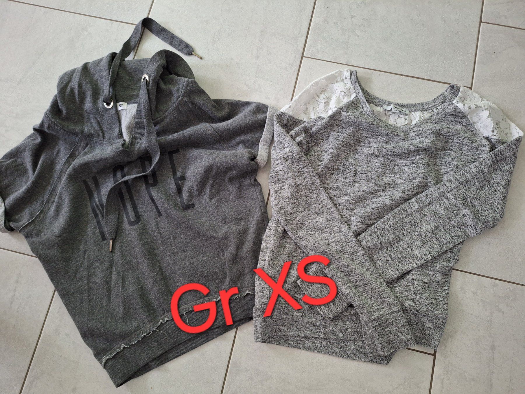 Pulls et sweat-shirts: 3 Oberteile Gr XS – D'occasion à Wegenstetten par mcfly321