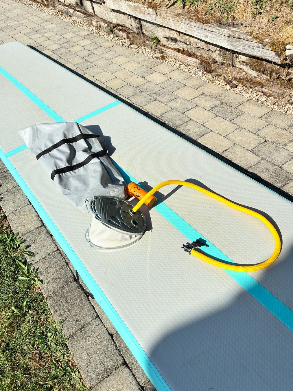 Bodenmatten: Luftmatratze Turnmatte Sportmatte aufblasbar gebraucht – Gebraucht aus Landiswil von mabalo 2
