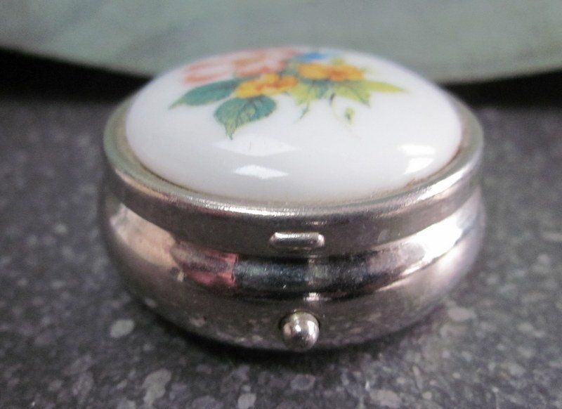 Altro in Cosmetici & Cura: Pillendose rund mit Blumenmotiv – Usato da Bischofszell venduto da Pfau0 2
