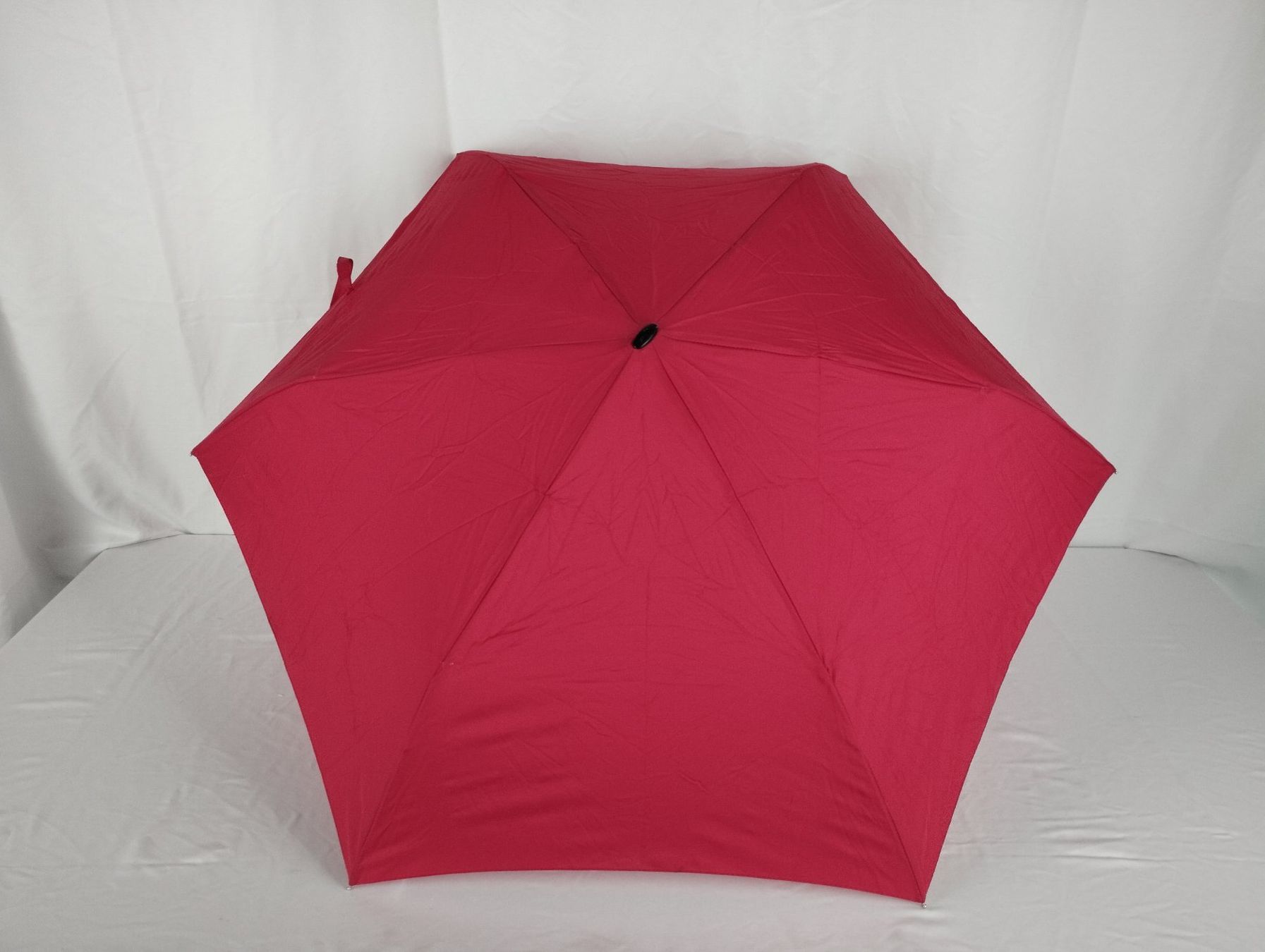 Ombrelli: GLOBUS Regenschirm rot – Usato da Schübelbach venduto da Restwert_Schubelbach