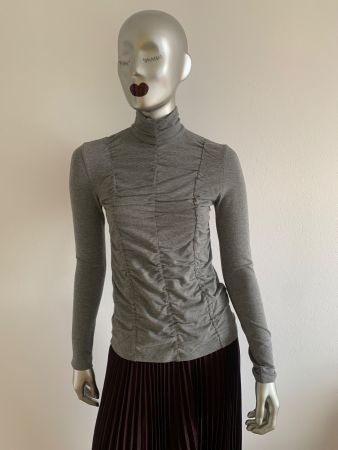 AKRIS: exklusiver, geraffter grauer Rollkragen-Pullover, 38