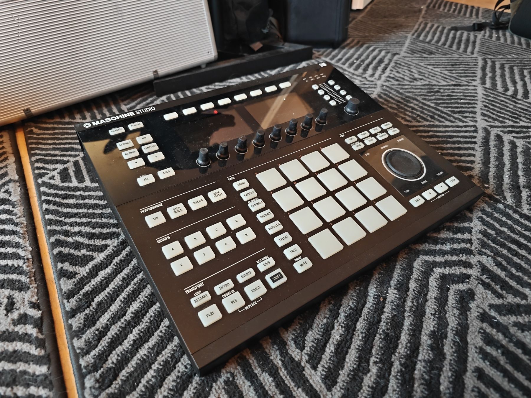 Native Instruments Strumenti musicali: Native Instruments Maschine Studio - Top Zustand! – Usato da Eglisau venduto da LUXEvents