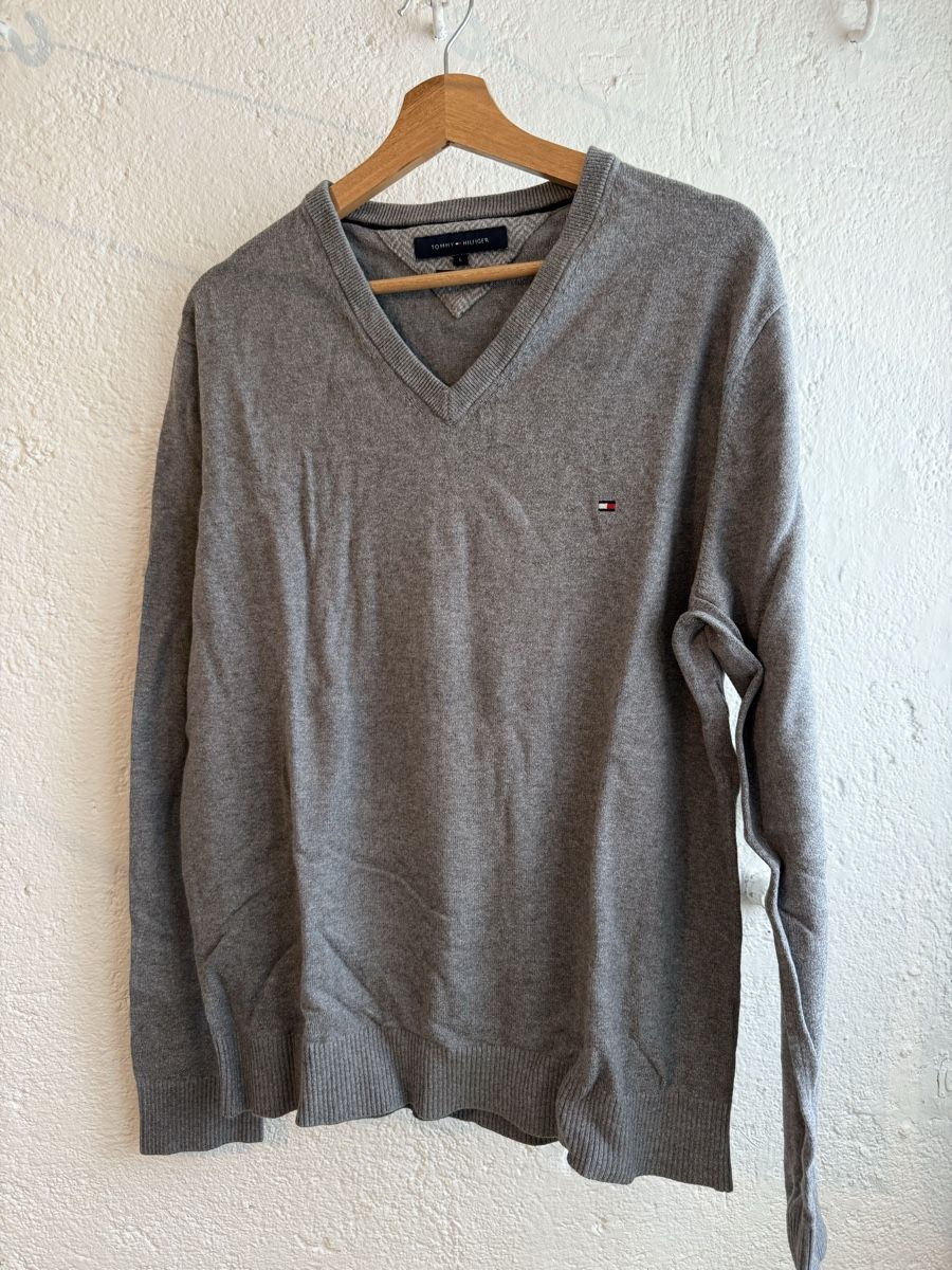 Tommy Hilfiger Maglioni & Felpe: Tommy Hilfiger Pullover V-Ausschnitt grau Grösse L – Usato da Davos Platz venduto da Noraslifestyle
