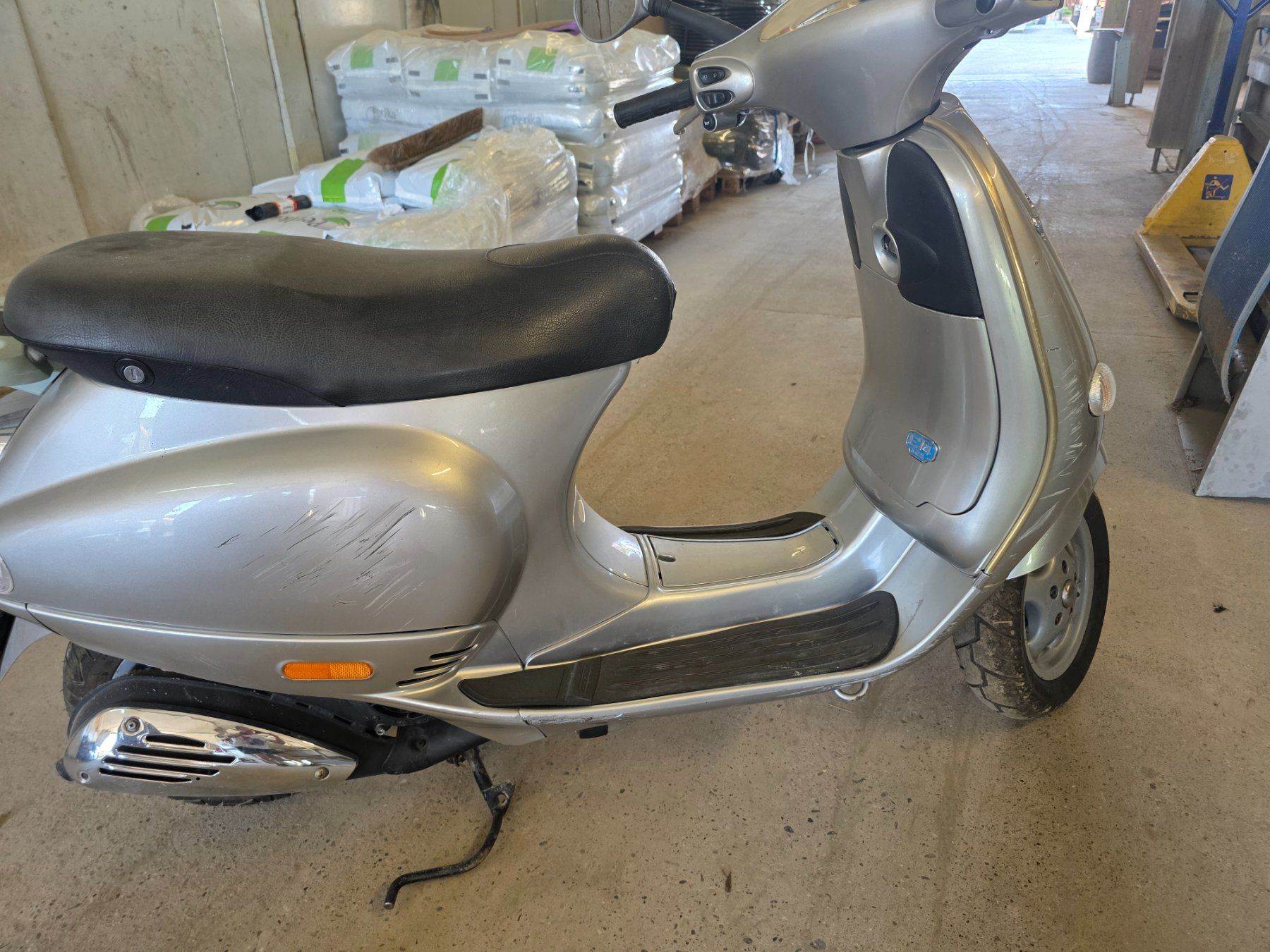Vespa Scooter: Vespa Roller Silber Occasion mit Kratzern – Usato da Dietlikon venduto da rafcie 2