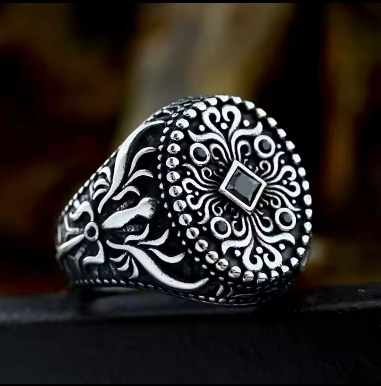 Anelli: Vintage Gothic Silver Ring with Gemstone – Nuovo e nell'imballaggio originale da Aarburg venduto da StavFashion