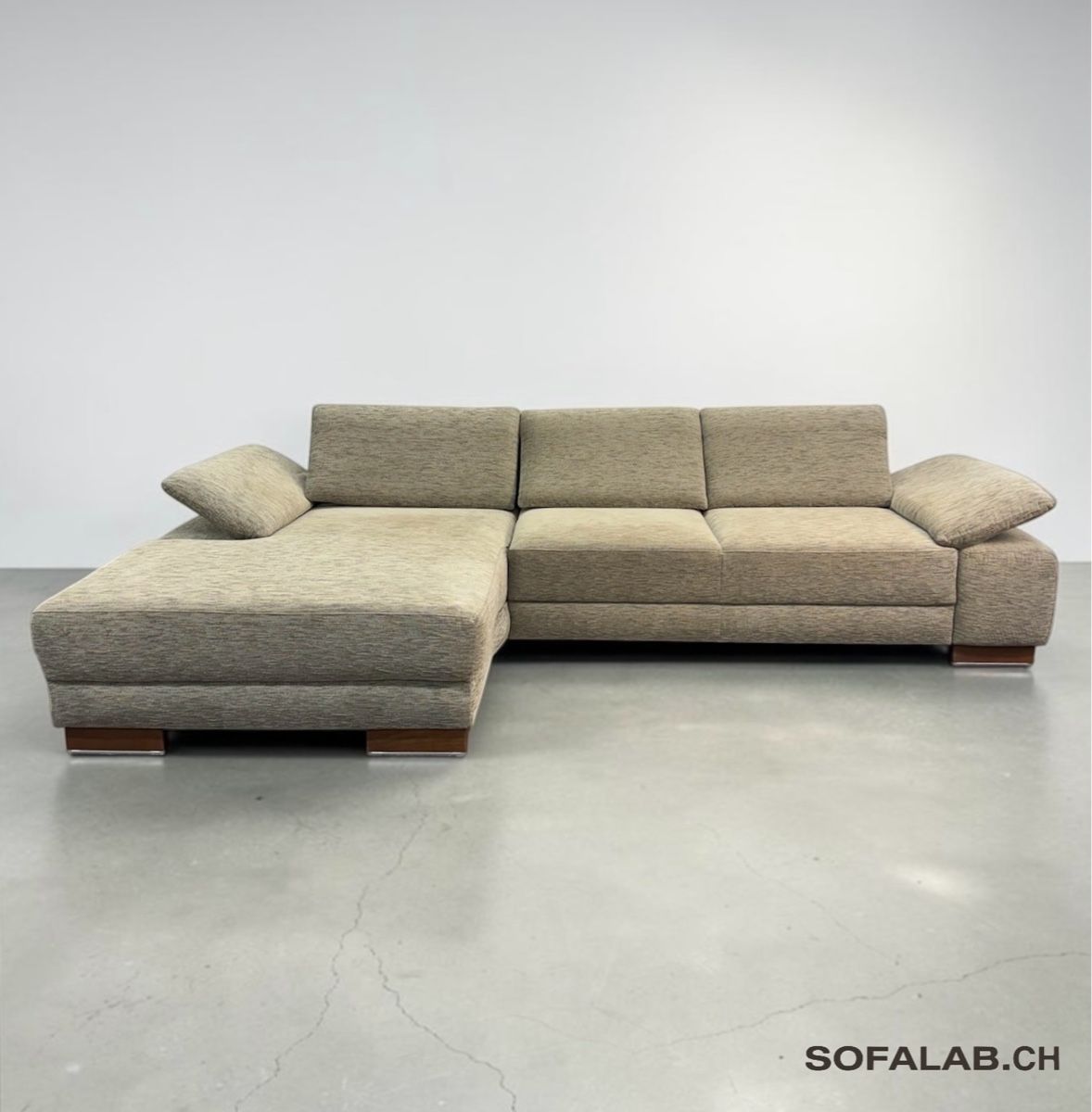 Sofas: Ultsch Polstermöbel Ecksofa Beige-Silber  – Gebraucht aus Fehraltorf von Sofalab.swiss