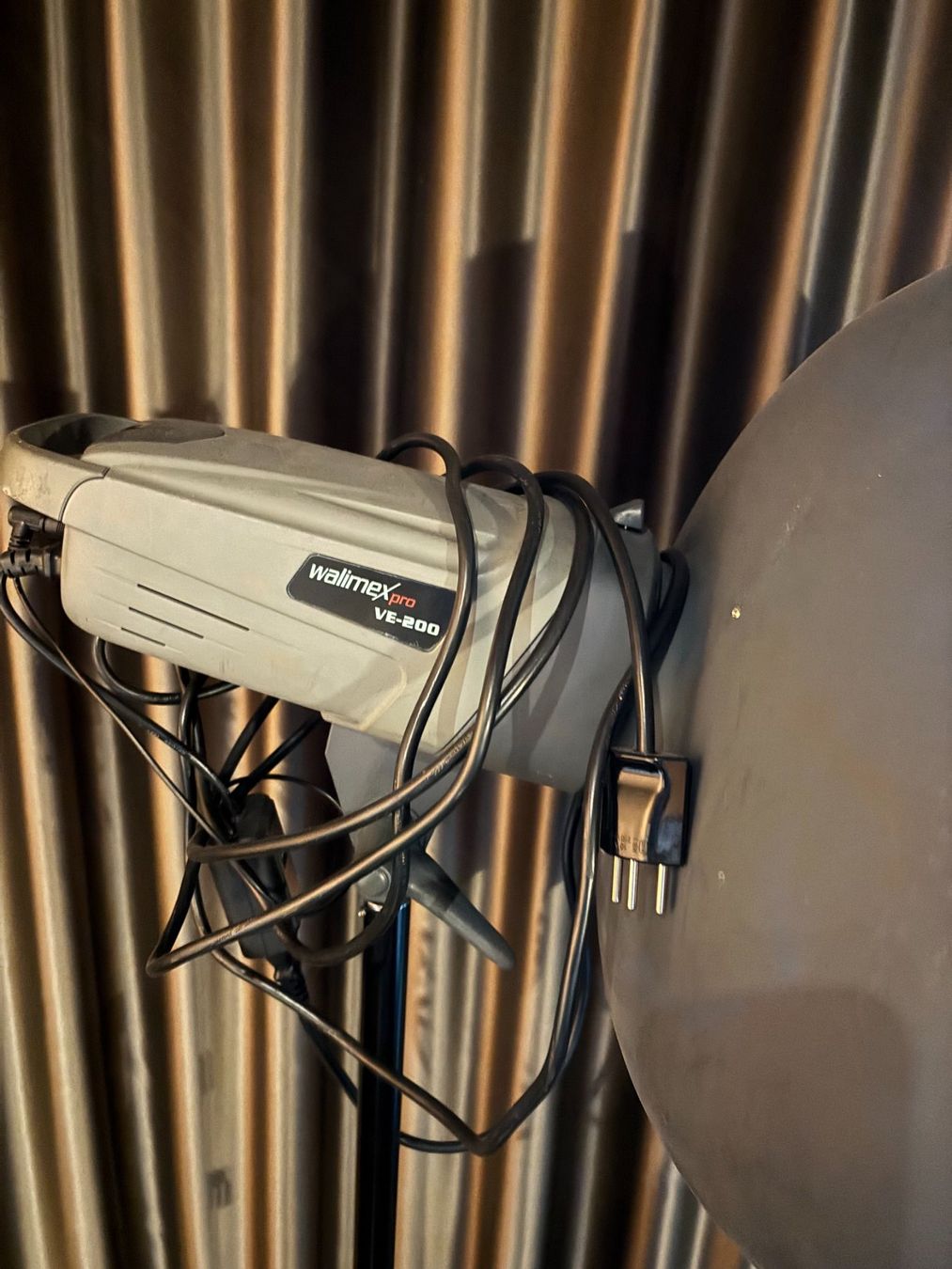 Walimex Flash: Studioblitz, Stativ und Beauty Dish – Usato da Zürich venduto da indianer13 1