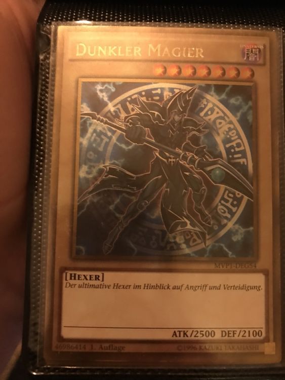 Yu-Gi-Oh! Einzelkarte „Die Dunklen Magier“ – Secret Rare, Deutsch, 1. Auflage, Quarter Century Stampede, Near Mint