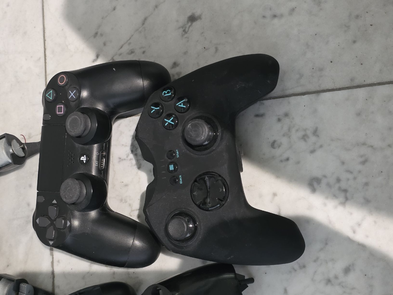Sony Manettes: PS4 Controller Ersatzteile + 3 controller defekt – D'occasion à bennwil par methorn01 1
