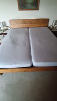 Doppelbett aus Holz mit Lattenrost 180x200