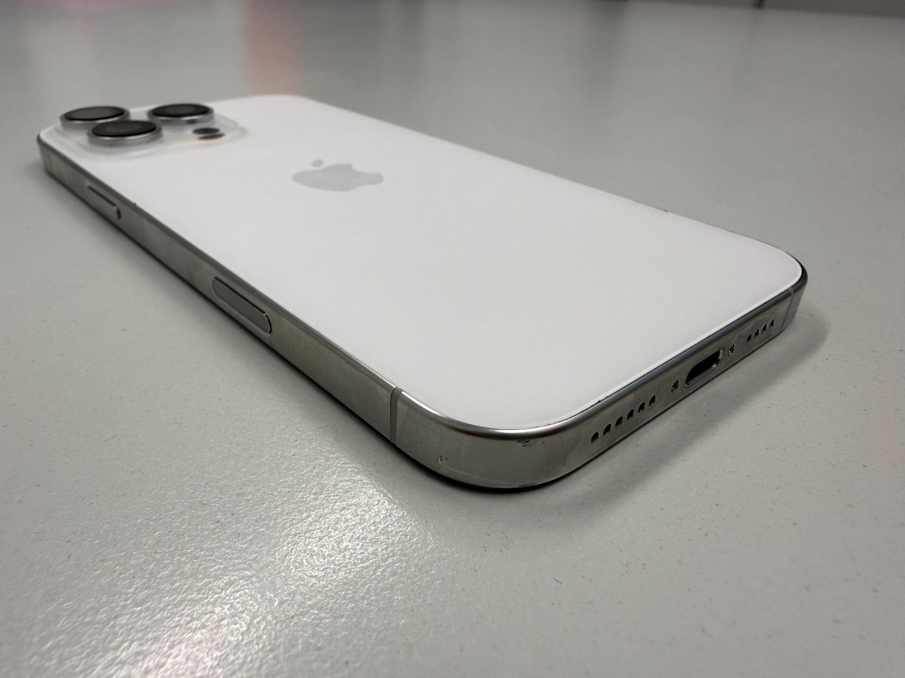 Apple Telefoni cellulari / Smartphones: iPhone 16 Pro Max 256GB – Difettoso da Zug venduto da ElPhone 2
