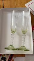 Deux flûtes à champagne, verre vert, bon état