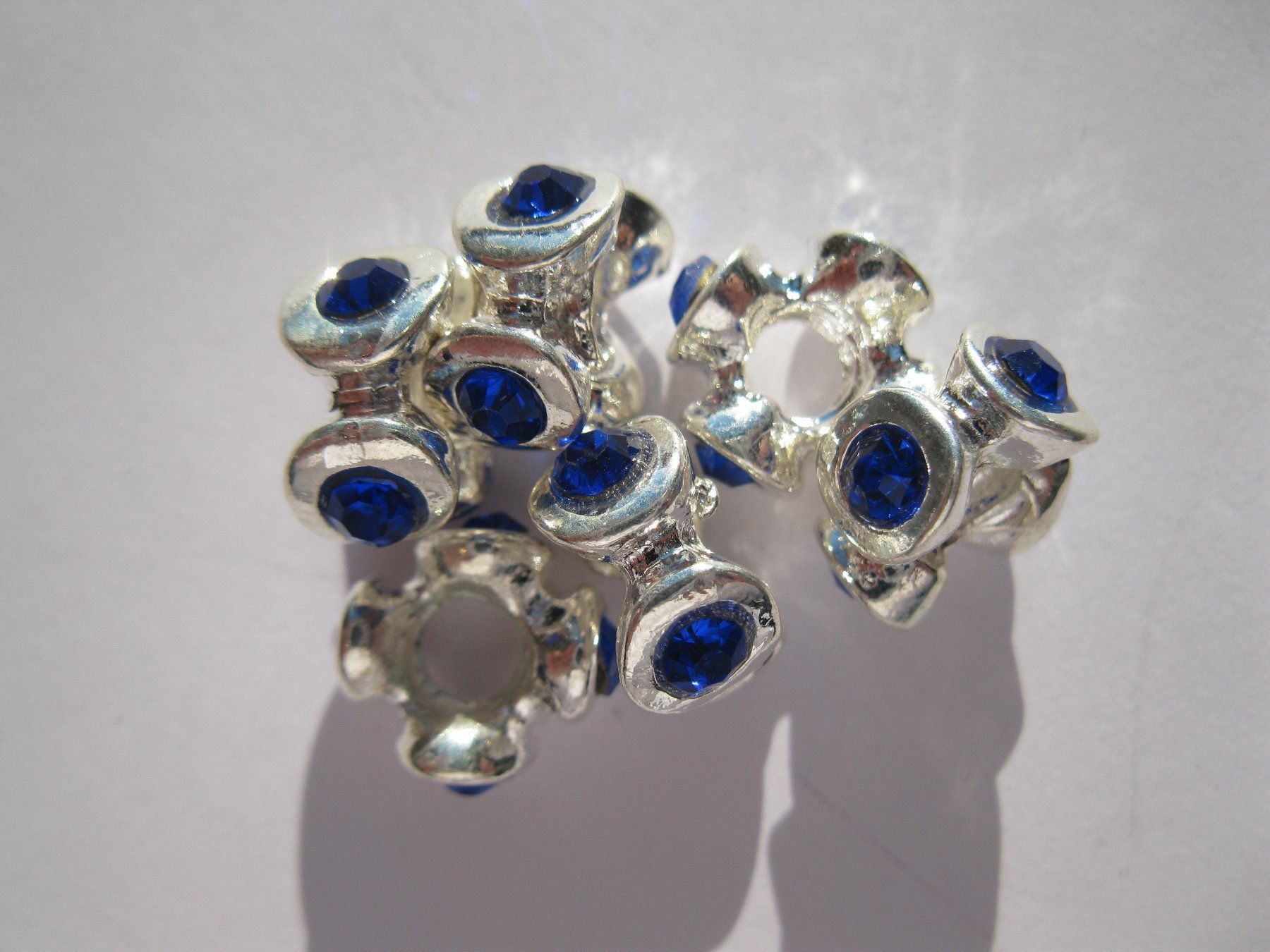 Perle (finte): 2 Grosslochperlen, Beads versilbert mit Strass blau – Nuovo e nell'imballaggio originale da St. Margarethen TG venduto da LuanaKa 1