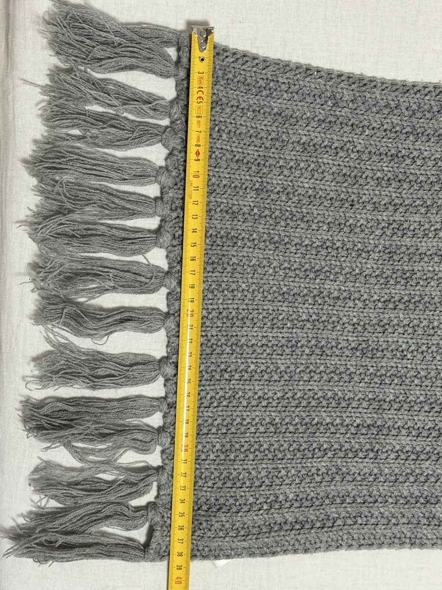 Foulard & Sciarpe: Cozy Grey Knit Scarf with Fringe – Nuovo (secondo la descrizione) da Adliswil venduto da rafabru_ipo 2