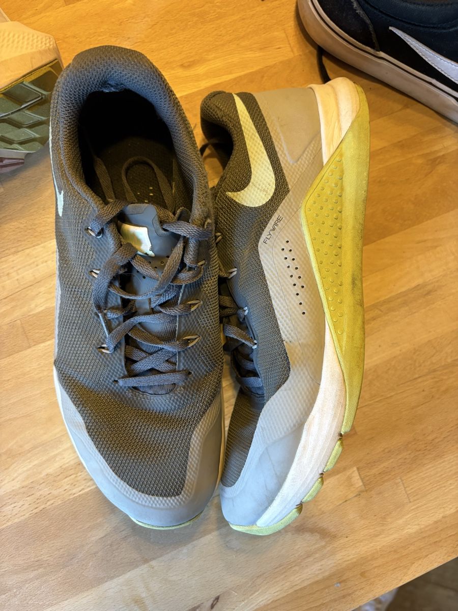 Nike Scarpe da donna: Nike Schuhe Paket Volleyball Freizeit – Usato da filzbach venduto da 4fischli 4