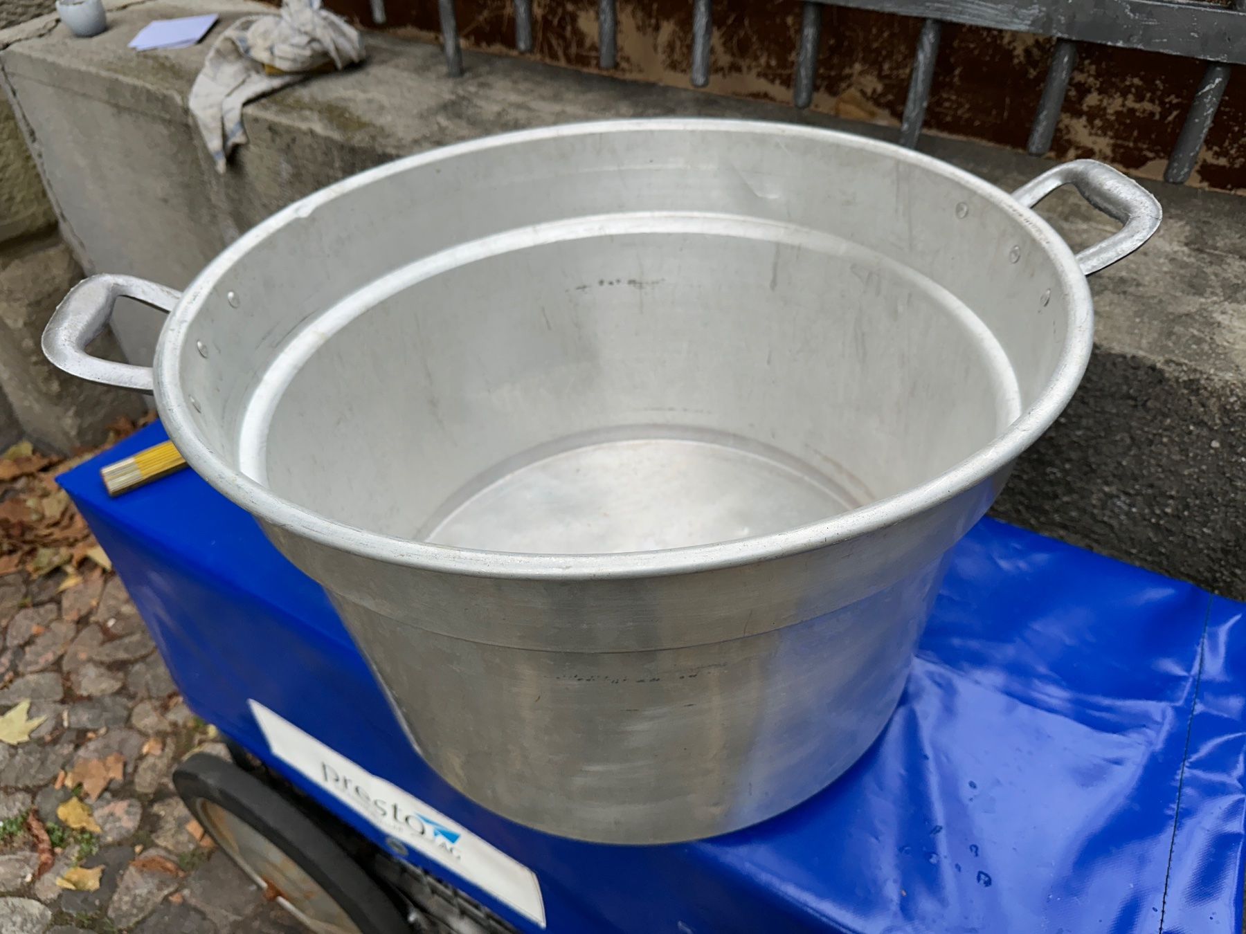 Pentole: Metalltopf ca. 75Liter !  Alukessel Gartengefäss – Usato da Zürich venduto da atlantis77 7