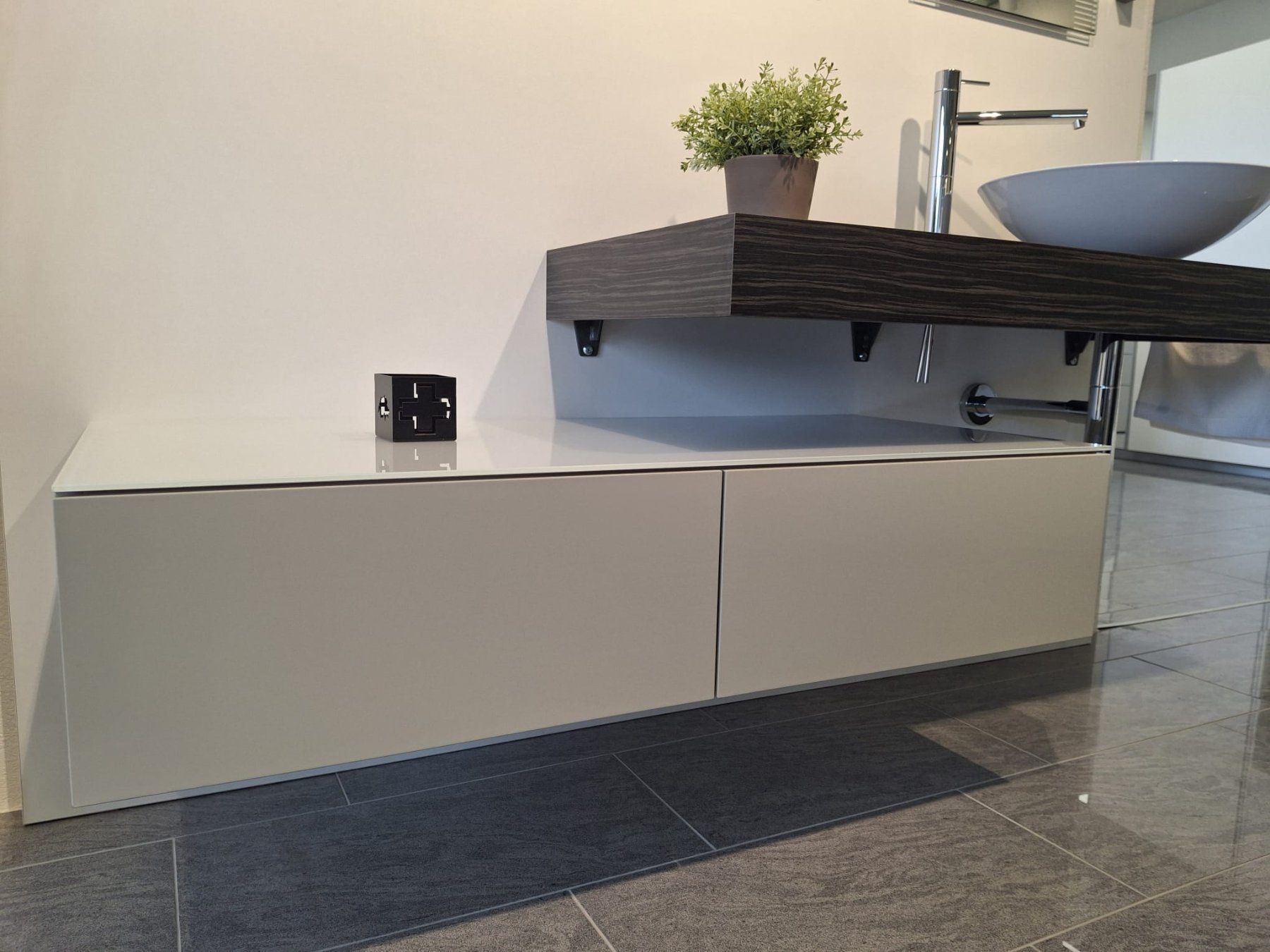 Mobili TV: Lowboard mit Glasabdeckung – Nuovo (secondo la descrizione) da Gränichen venduto da maerki5722