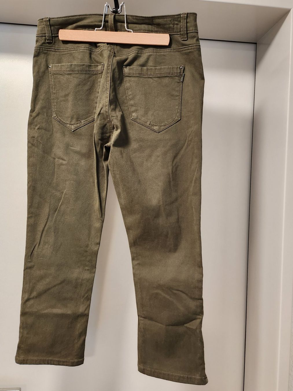Jeans: Damen Capri-Jeans Gr. 36, oliv – Usato da Nebikon venduto da zesette 1