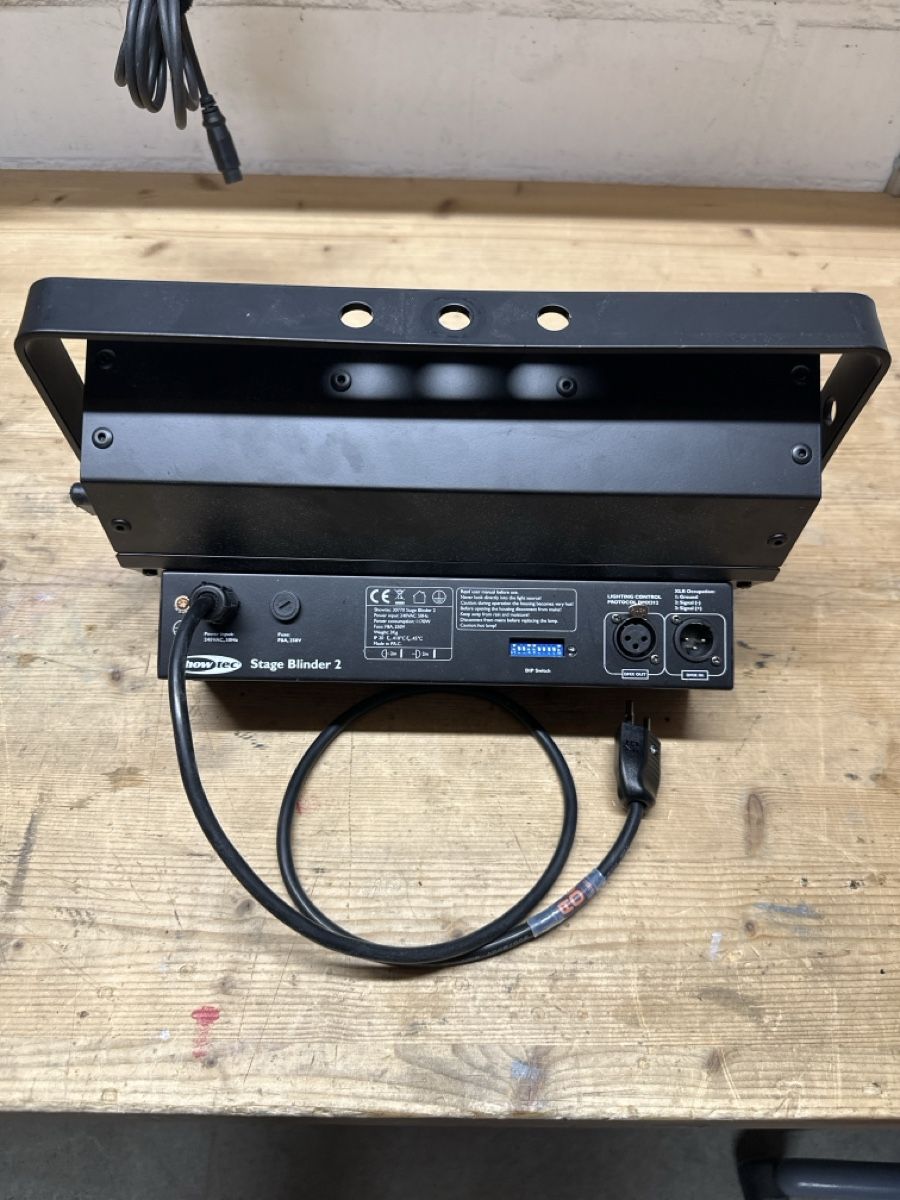 Fari: Showtec Stage Blinder 2 inklusive Flightcase gebraucht – Usato da Hochdorf venduto da aioc 1