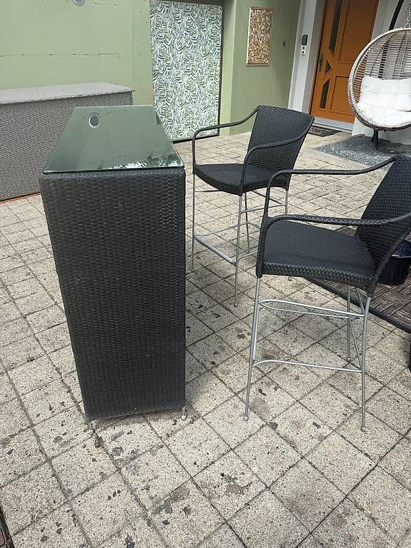 Set di tavolo e panche: Rattan Bar mit 2 Stühlen – Usato da Holzhäusern / Rotkreuz venduto da C.I.01 2