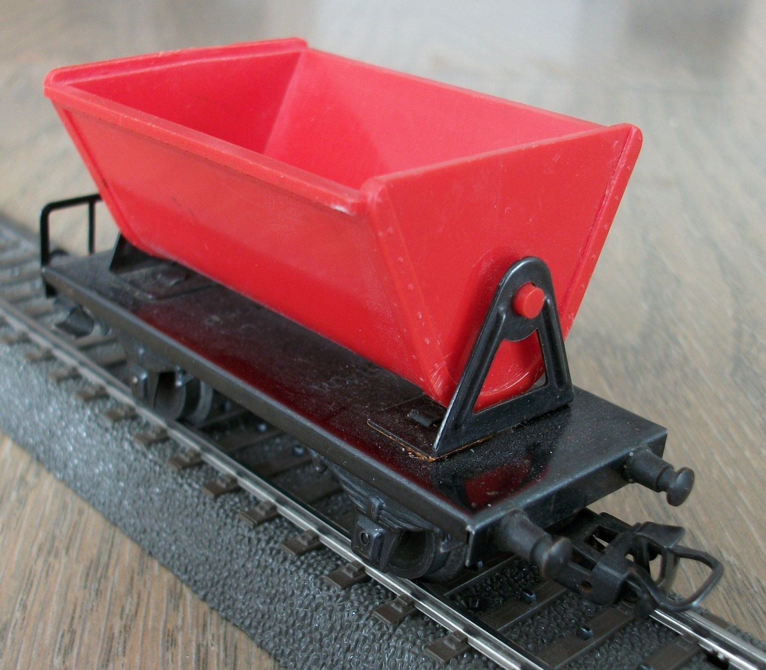 Märklin Modellini di ferrovie: Kippwagen mit roter Lore – Usato da St. Moritz venduto da Manu7500 1