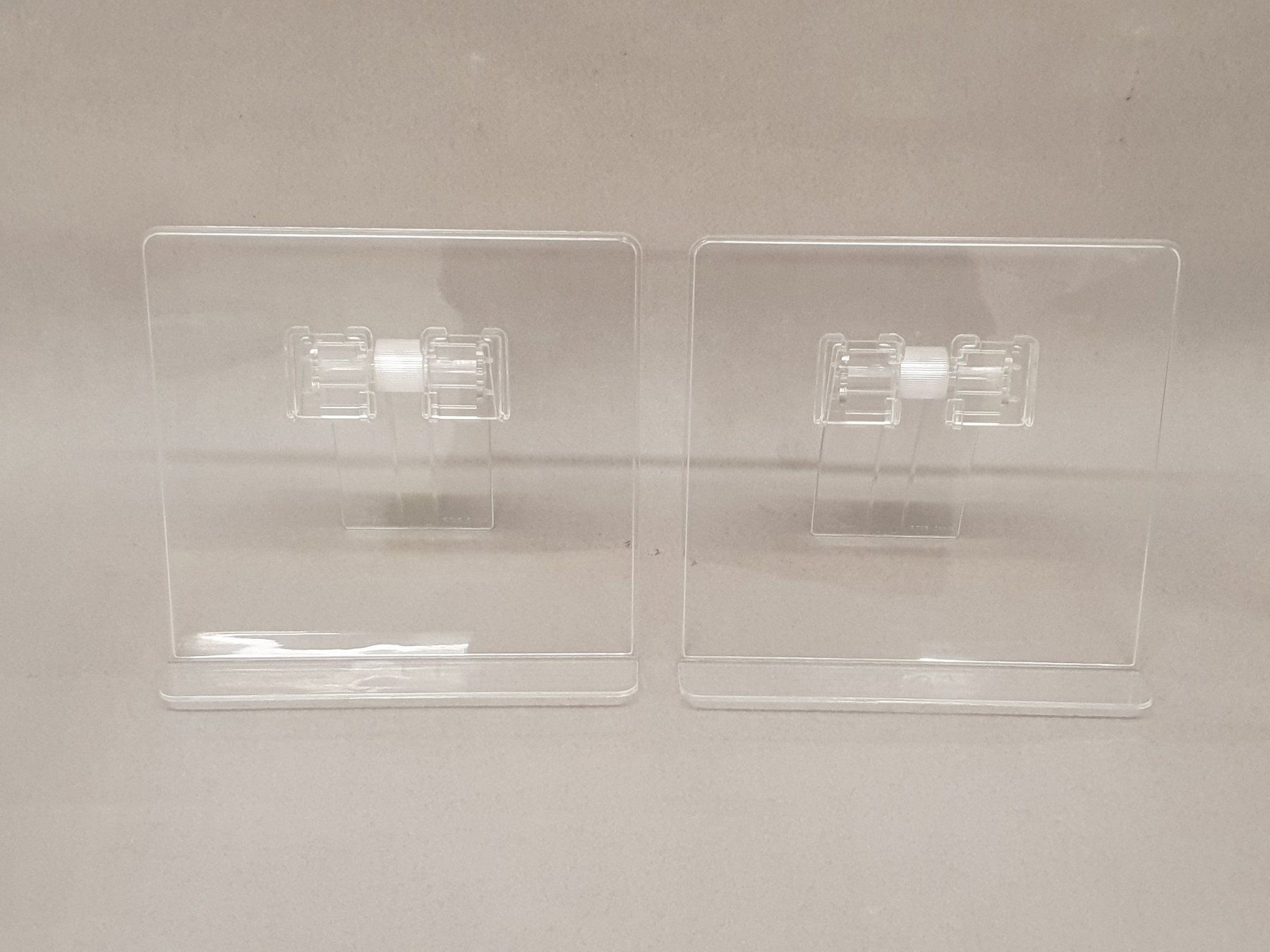 Sonstige Dekorationen & Accessoires: Eleganter Multi - Ständer, Acrylglas, 2 Stk. - Schnäppchen! – Neu und originalverpackt aus Aegerten von taxidermo 7