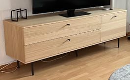 Modernes Tchibo Lowboard in hellem Holzdesign mit schwarzen