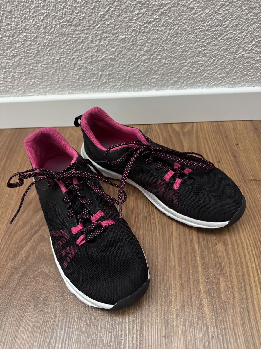 Decathlon Scarpe per ragazze: Schwarzer Turnschuh, Grösse 37 – Usato da Grenchen venduto da gulx