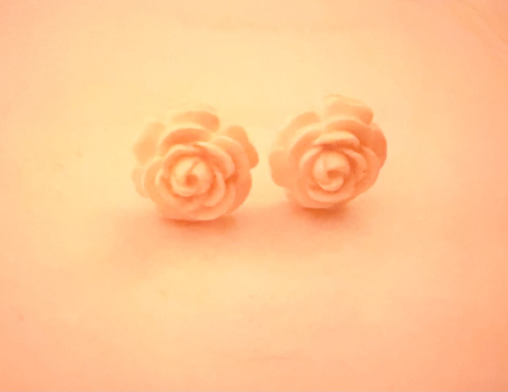 Orecchini pendenti & Orecchini a lobo: • weisse Rosen Ohrstecker • – Usato da Basel venduto da mendoza13