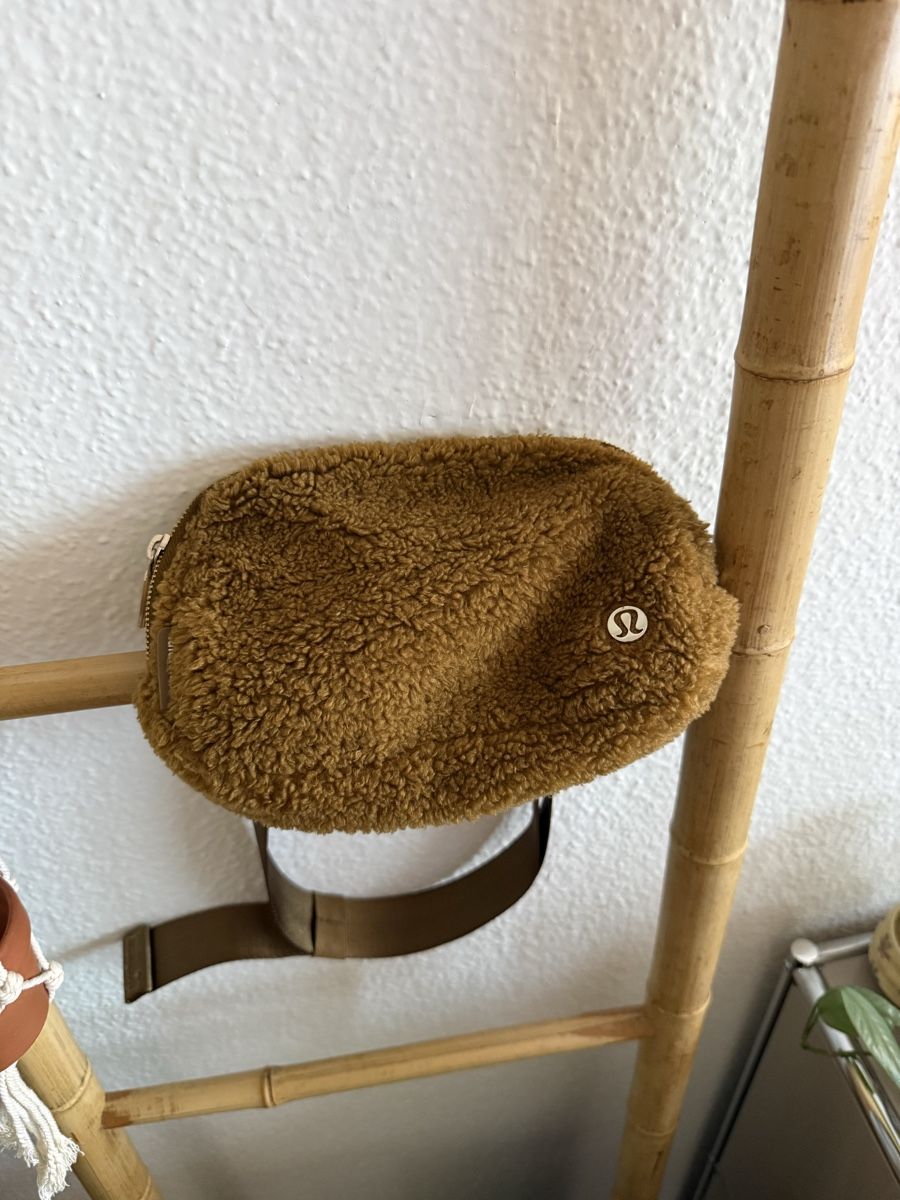 Lululemon Taschen für Damen: Lululemon Crossbody Bag – Neu (gemäss Beschreibung) aus Meilen von NHirs96