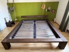 Massivholz Doppelbett mit verstellbarer Matratzenhöhe 