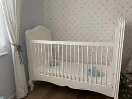 Schönes Babybett umbaubar in ein Kinderbett mit Matratze, vo