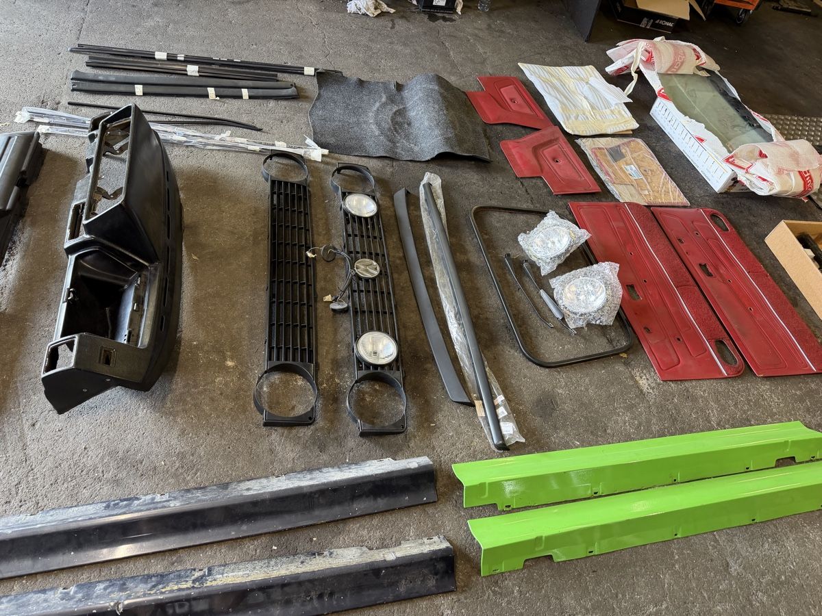 VW Tutti pezzi di ricambio auto: GOLF 1CABRIO TEILE AB 1.- FR – Usato da Safenwil venduto da melvoo 7