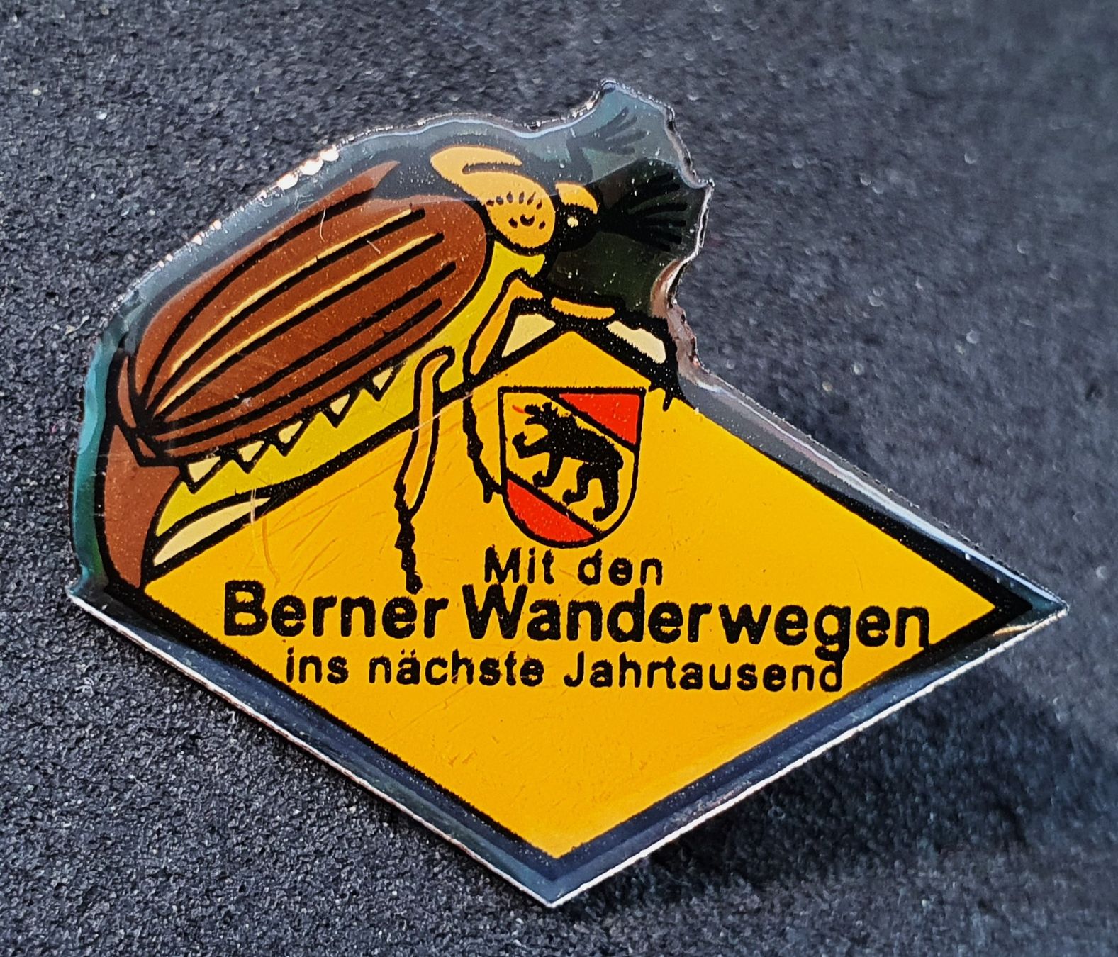 Placchette & Badge: Z393 - Pin Berner Wanderwege Käfer – Usato da Reinach BL venduto da Boston-Verkauf