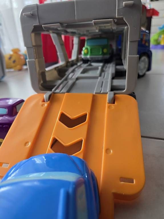 Jouets: Lastwagen mit 6 Autos  – D'occasion à Muhen par jasmiin91 1