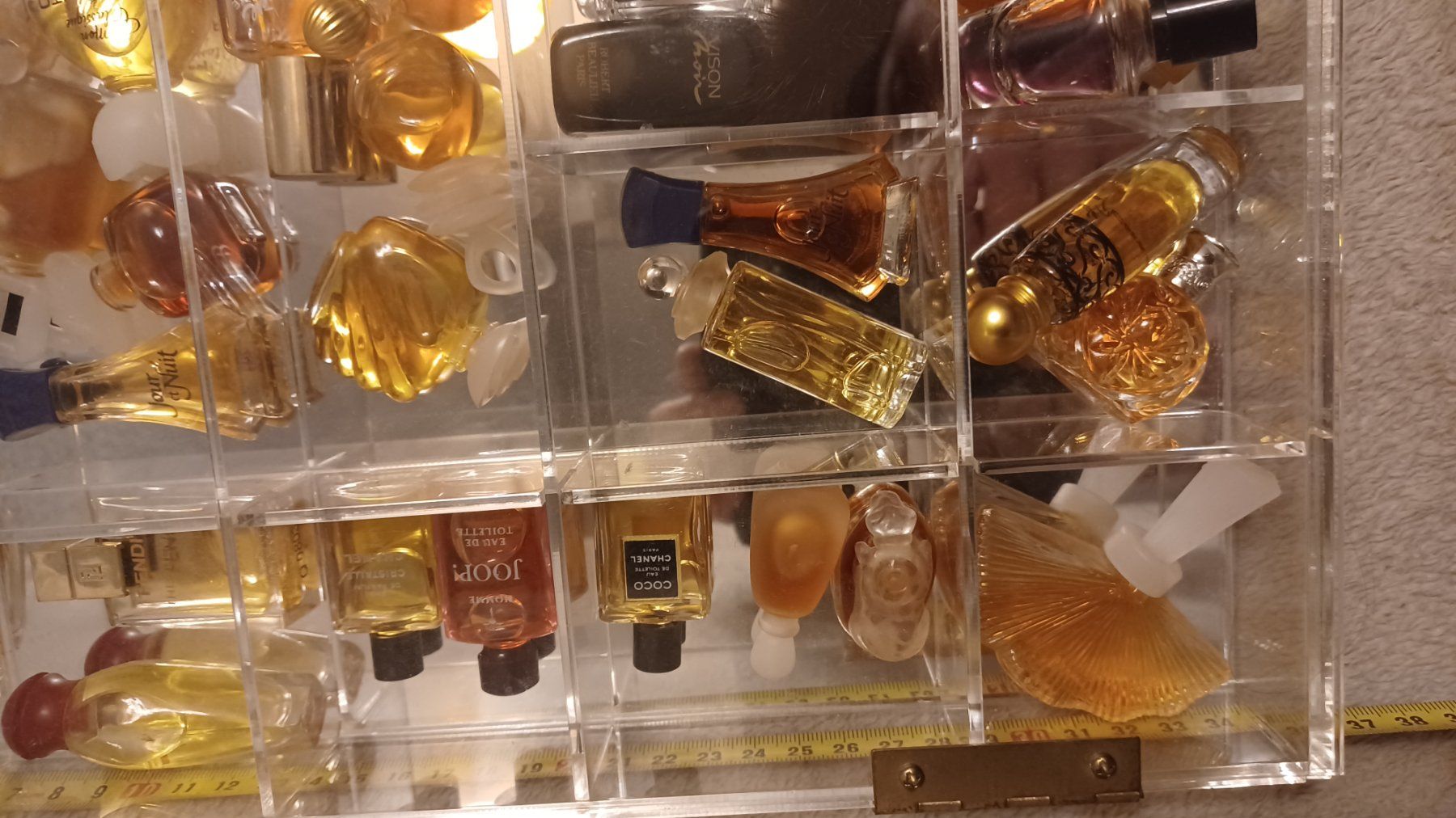 Profumi & Eau de Toilette: Parfum Miniaturen Sammlung im Acryl Display gebraucht – Usato da Winznau venduto da FlorianV 4