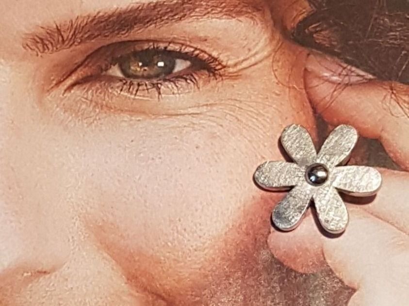 Orecchini pendenti & Orecchini a lobo: Süsse Blumen Ohrstecker aus 18 Karat – Nuovo (secondo la descrizione) da Unterägeri venduto da Altgoldschmuck 7